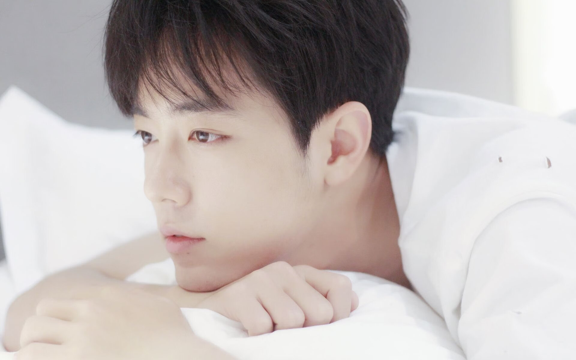 _山野越野车：穿越荒原的速度与激情_，越野车在山地里越野的视频